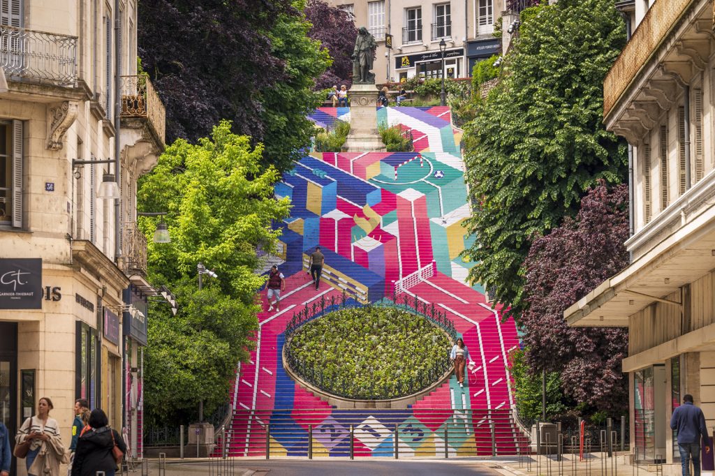 Escalier Denis Papin aux couleurs des JO, à Blois.